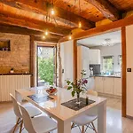בית נופש Maison En Pierres Au Coeur Du Village Medieval De