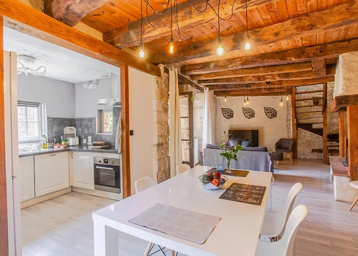 Maison En Pierres Au Coeur Du Village Medieval De Villeneuve-dʼAveyron