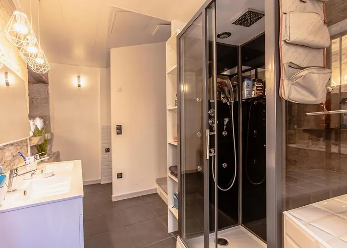 Maison En Pierres Au Coeur Du Village Medieval De *