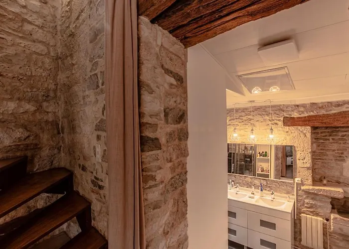 Maison En Pierres Au Coeur Du Village Medieval De *