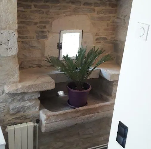 Maison En Pierres Au Coeur Du Village Medieval De Villeneuve-dʼAveyron