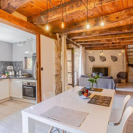 Maison En Pierres Au Coeur Du Village Médiéval De Villeneuve-dʼAveyron