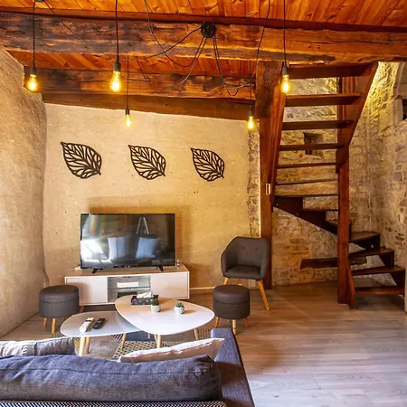 Maison En Pierres Au Coeur Du Village Médiéval De *