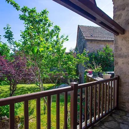 Maison En Pierres Au Coeur Du Village Médiéval De *