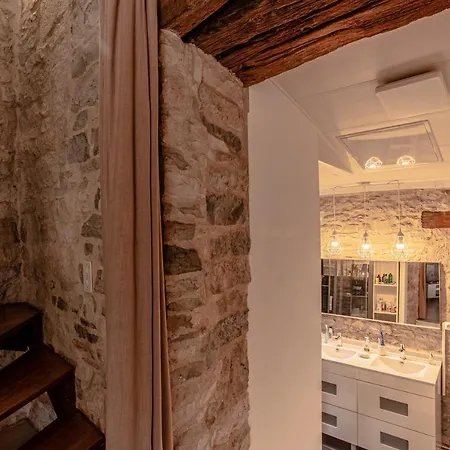 Maison En Pierres Au Coeur Du Village Médiéval De *