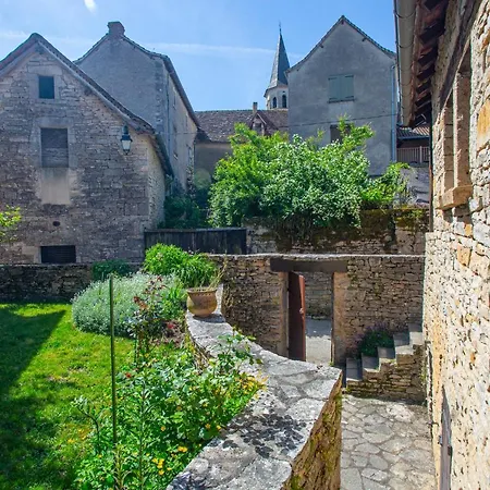 Maison En Pierres Au Coeur Du Village Médiéval De *
