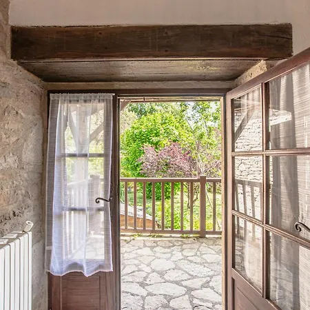 Maison En Pierres Au Coeur Du Village Medieval De *