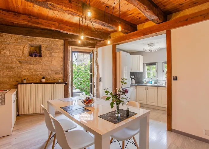 Hébergement de vacances Maison En Pierres Au Coeur Du Village Médiéval De