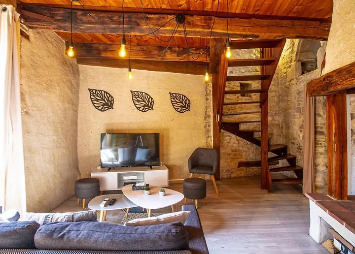 Maison En Pierres Au Coeur Du Village Médiéval De *