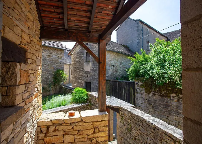 Hébergement de vacances Maison En Pierres Au Coeur Du Village Médiéval De Villeneuve-dʼAveyron