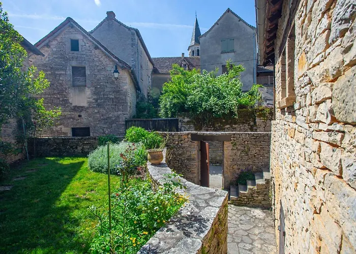 Maison En Pierres Au Coeur Du Village Medieval De *