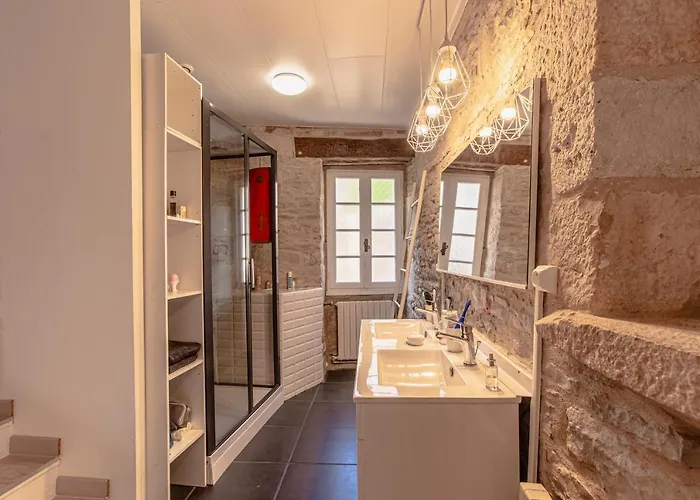 Maison En Pierres Au Coeur Du Village Médiéval De *