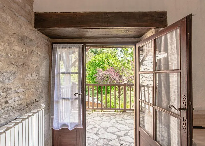 Maison En Pierres Au Coeur Du Village Médiéval De *