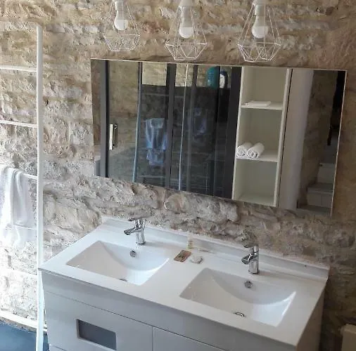 Maison En Pierres Au Coeur Du Village Médiéval De